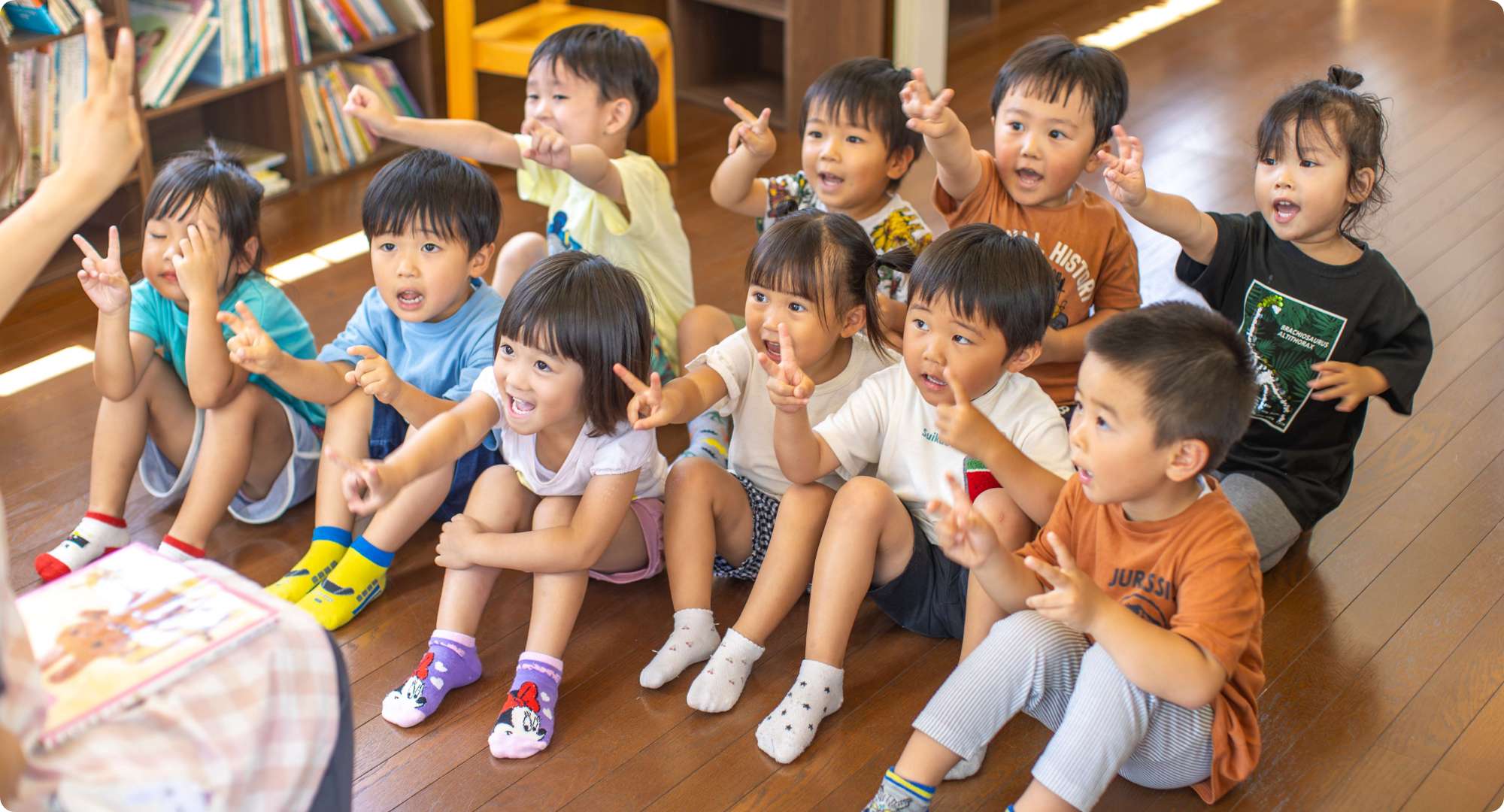 園児達が布団に入って並んで昼寝をしている写真